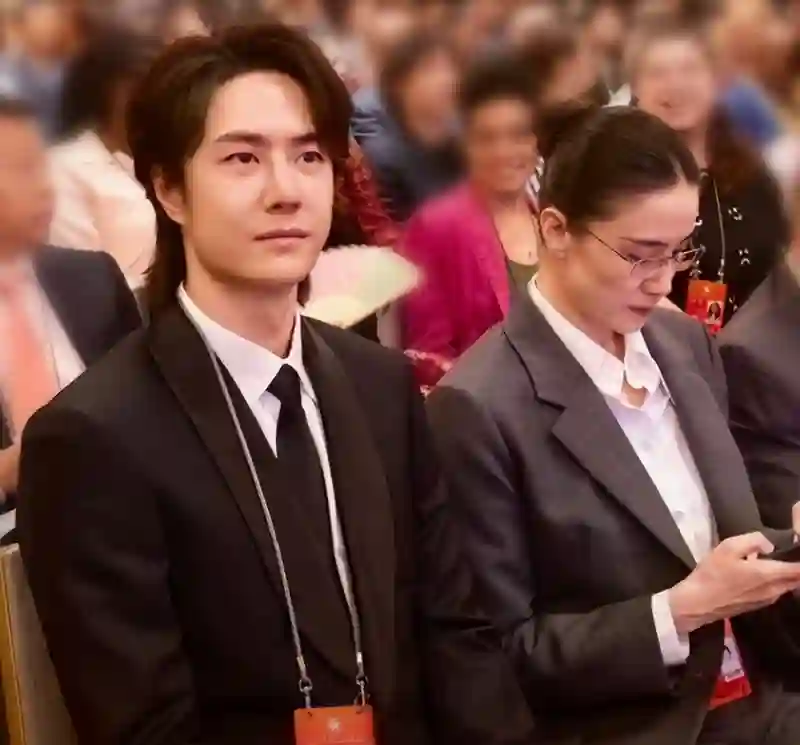 央视的镜头好真实，王一博帅的扎眼，吴京面相变了，宋佳太惊艳