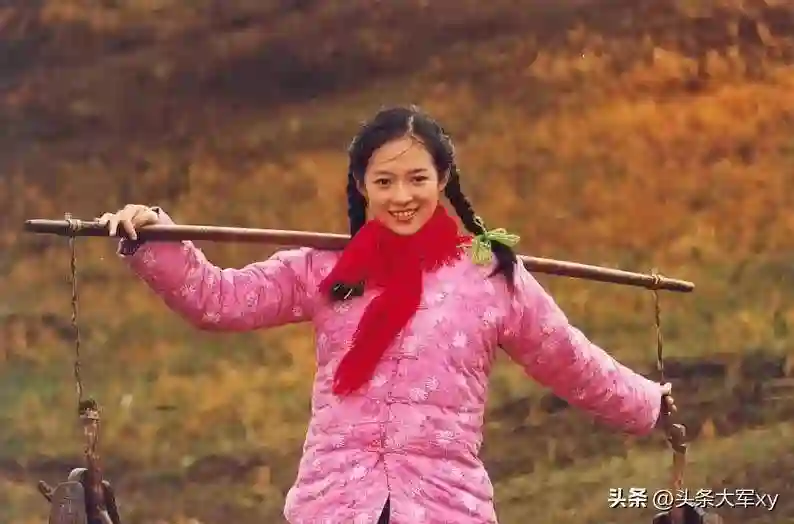章子怡“国际章”成名路，<em>肚兜</em>亮相戛纳红毯，喂成龙提子被调侃