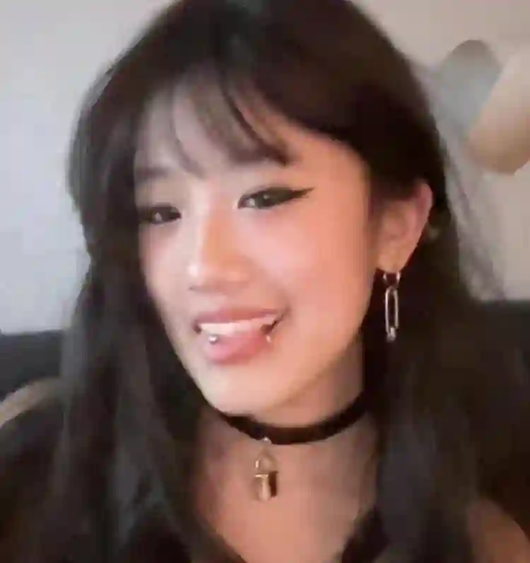 贾静雯女儿晒照，梧桐妹摘掉鼻环，卸了浓妆，美回19岁该有的样子
