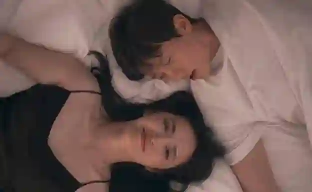 46岁姚晨vs51岁贾静雯，原生脸的力量，皱纹也能成美丽印记