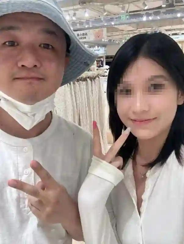 包文婧生娃才5天！和老公女儿三里屯逛街，顺产恢复的比孕前还瘦