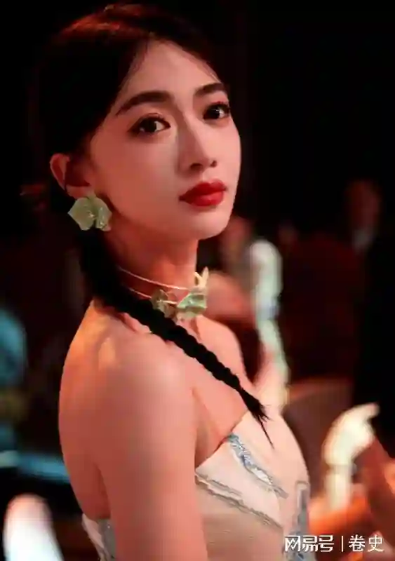仅仅2个月像换了个人，产后复出的吴谨言，终究是走了杨幂的老路