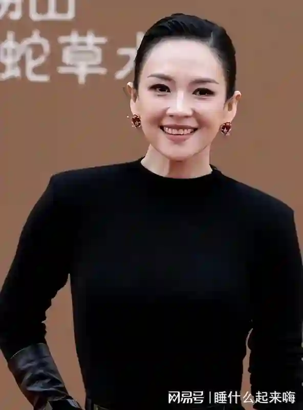 曝50岁金巧巧现身蓟县，脸瘪嘴巴歪，医美老和自然老的差距好明显