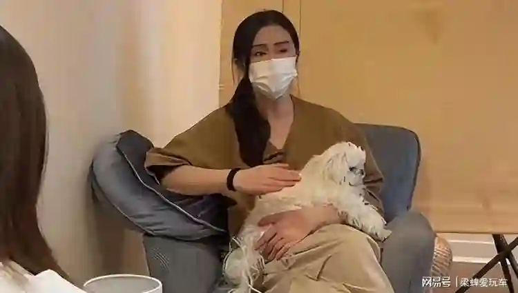 王祖贤亮相国际灸法大会，面相发福还有皱纹，怎么老成这样了？