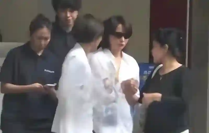 央视主持人董卿近况曝光，被人搀扶着从医院出来，跟之前判若两人