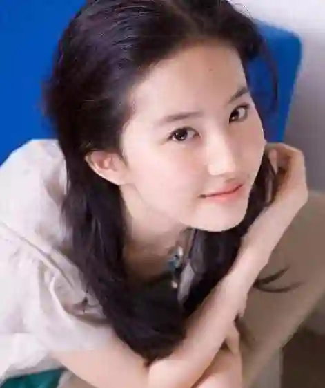 刘亦菲15岁爆红被骂“变性人”的20年单亲女孩如何逆袭成国际巨星