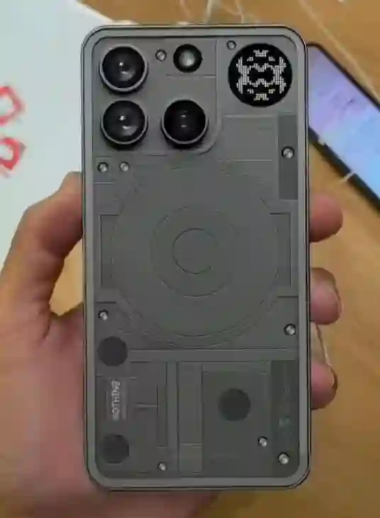Nothing Phone (3) 真机曝光，透明背板+小面积圆形数显矩阵屏