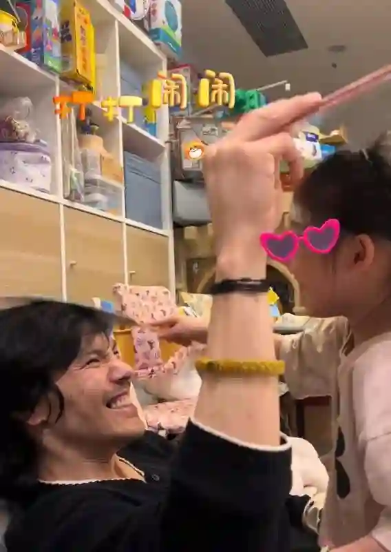 向佐端午节晒女儿，胡子拉碴像流浪汉，撞脸广西偷电瓶网红