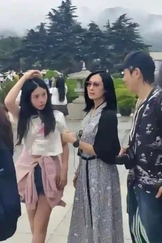 朱茵一家西安旅游被偶遇，13岁女儿长相秀气漂亮，和黄贯中好像