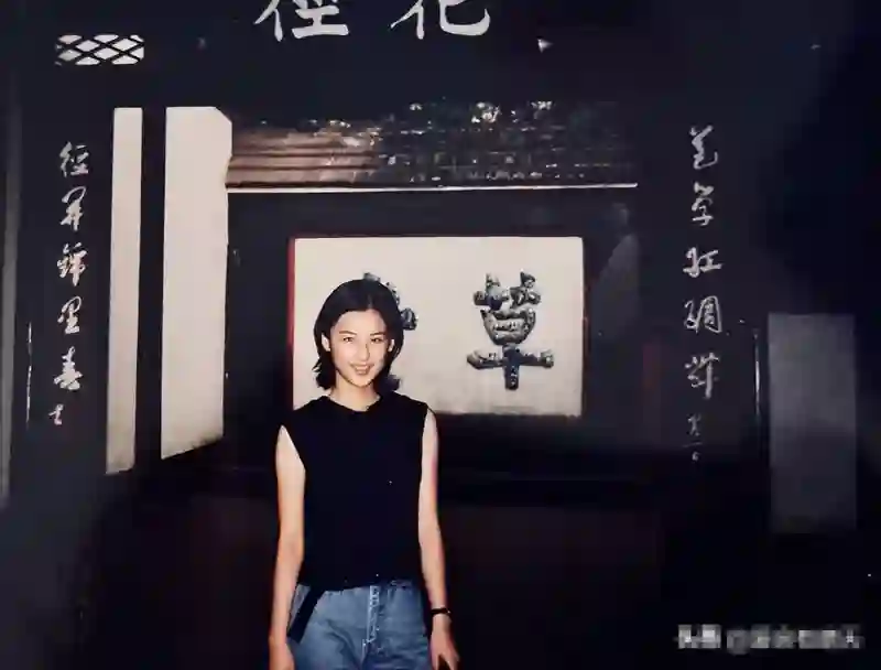 离婚3个月后，黄圣依晒15岁照片，少女期一脸青涩，从小美到大啊