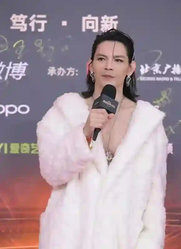 郭碧婷也没想到，自己停工拼命给向家添丁，向佐却悄悄“变了脸”