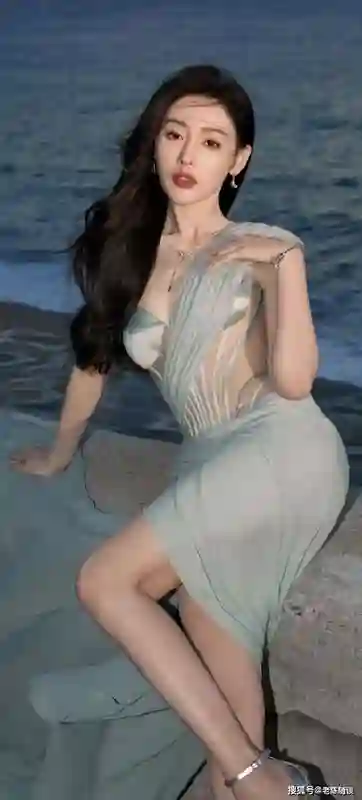 中国五大丰满女神！张雨绮沙漏腰 + 徐冬冬小麦腿，网友看呆！