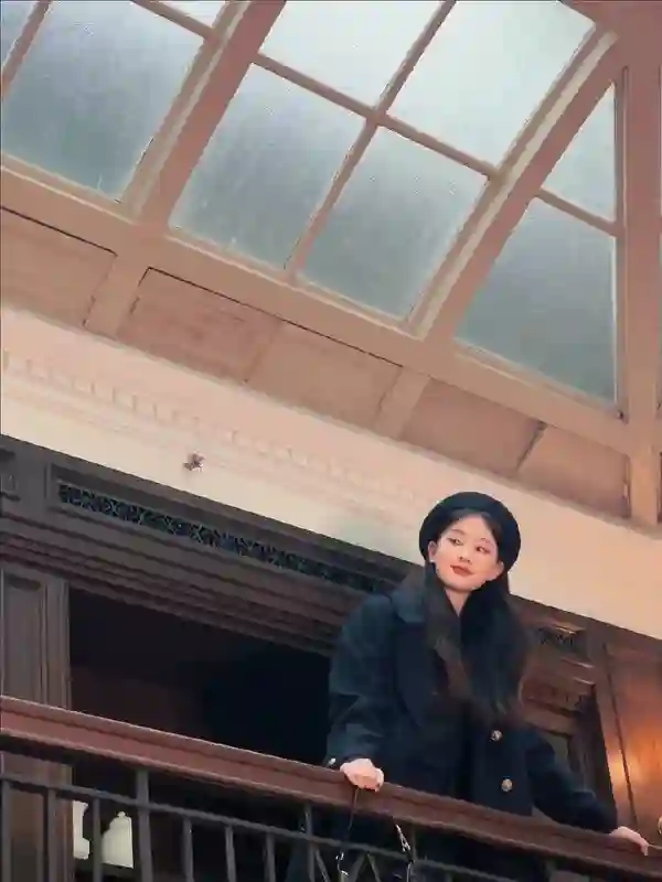 乔欣穿深V樱桃连衣裙野餐！小腹微隆疑有孕，晒富太日常惹人羡慕