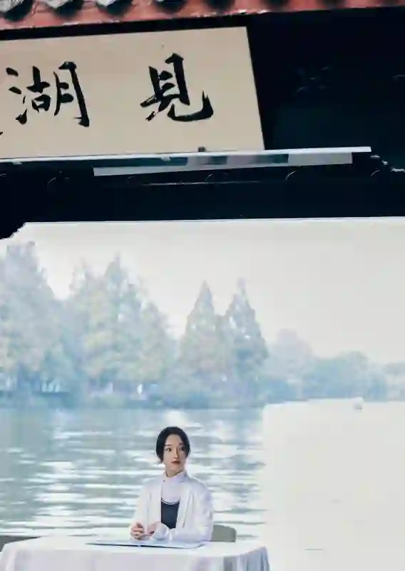 周迅西湖游玩，白色西装亮眼，优雅气质尽显！