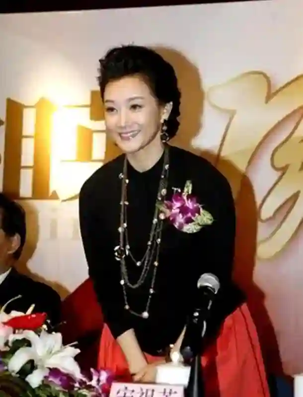 没想到，“销声匿迹”11年，与丈夫相约丁克的宋祖英已成人生赢家