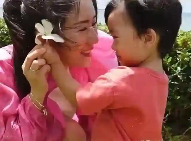 李念高质量生活曝光，疯狂购物，和闺蜜刘芸一起开奔驰车去游玩