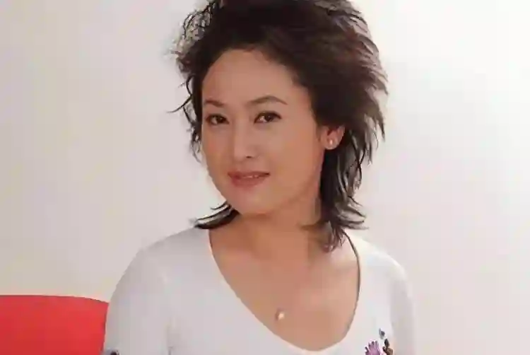 恩爱了11年，79岁的王奎荣开始衰老萎缩，42岁的饶芯语正绚烂如花