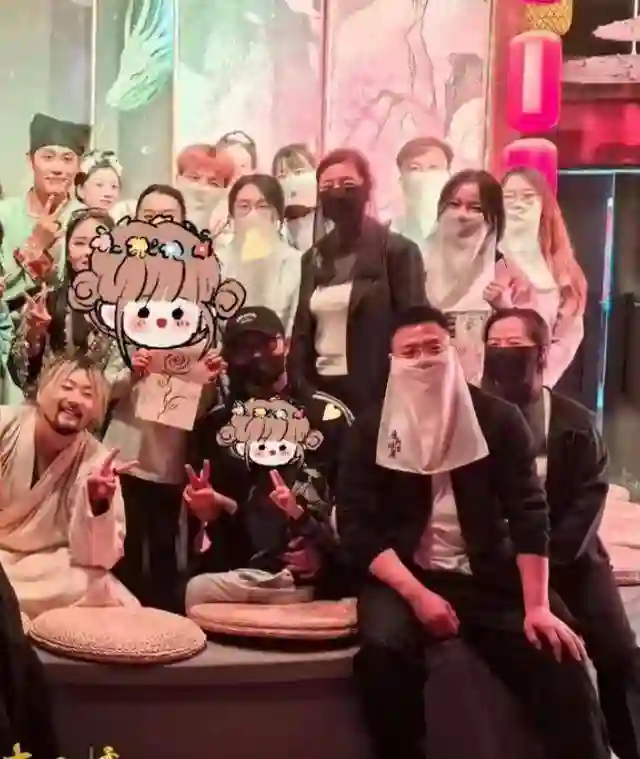 章子怡汪峰离婚后仨儿女首同框，一起看剧，醒醒兰花指抢镜好淑女