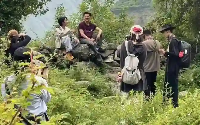 泸定桥偶遇谢霆锋和丁真！拍摄新节目，看不出谢霆锋比丁真大21岁