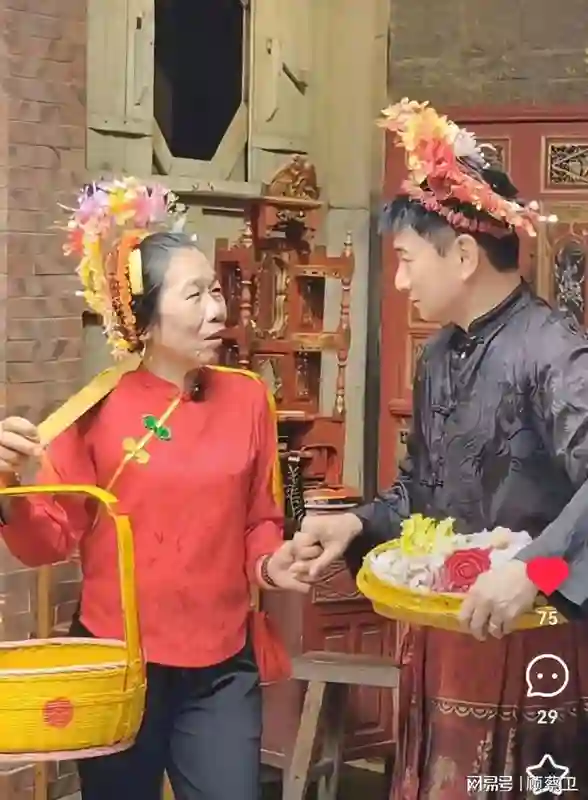 54岁吴奇隆在泉州，瘪嘴严重身高不足170，细节曝光真实婚姻状况