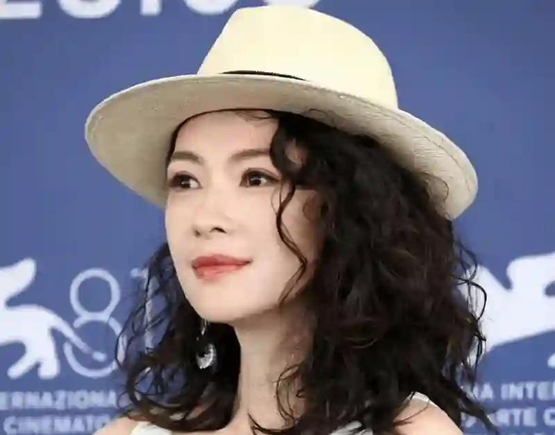 46岁章子怡国外真任性！穿白色连体裤烫羊毛卷减龄又洋气，嫩回26岁！