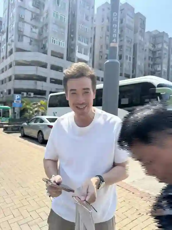 54岁陈豪在香港逛街，打扮很时尚，胡茬没刮干净，笑起来好多皱纹
