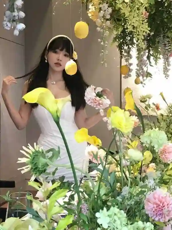 程潇白色包臀裙勾勒S曲线！与鲜花同框秒变氧气美女，氛围感拉满