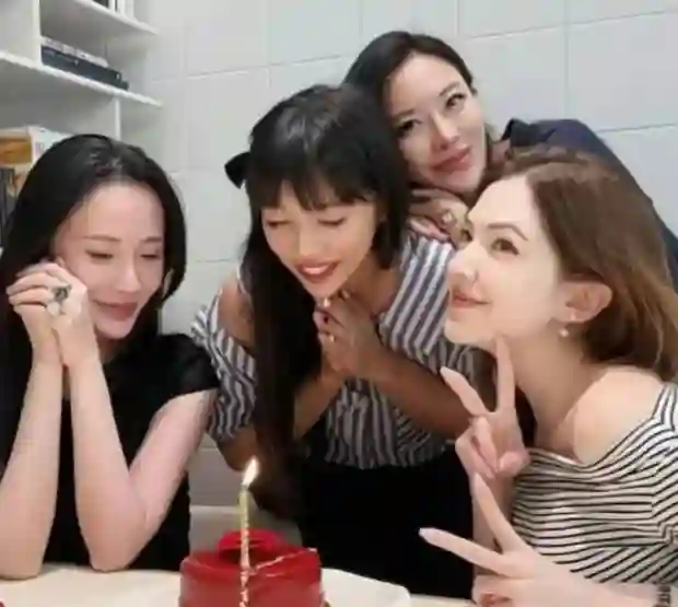 许玮甯晒照为李靓蕾庆生，隔空亲亲画面超有爱
