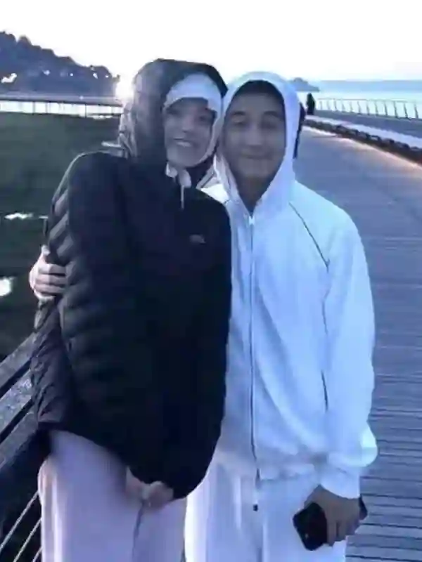 奚梦瑶和老公过二人世界！五一假期巴黎旅游，何猷君搂着高大的她