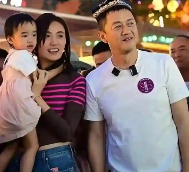 李亚鹏直播透露，李嫣很少主动联系自己，窦靖童每周都会视频通话