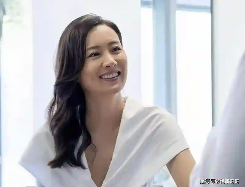 她一婚嫁富二代，二婚嫁老外，如今43岁儿女双全很幸福