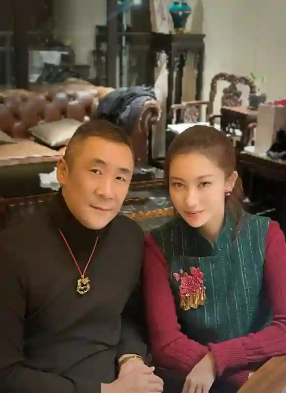 章子怡哥嫂为大女儿庆生，章爸露面头发花白，抱孙子笑得合不拢嘴