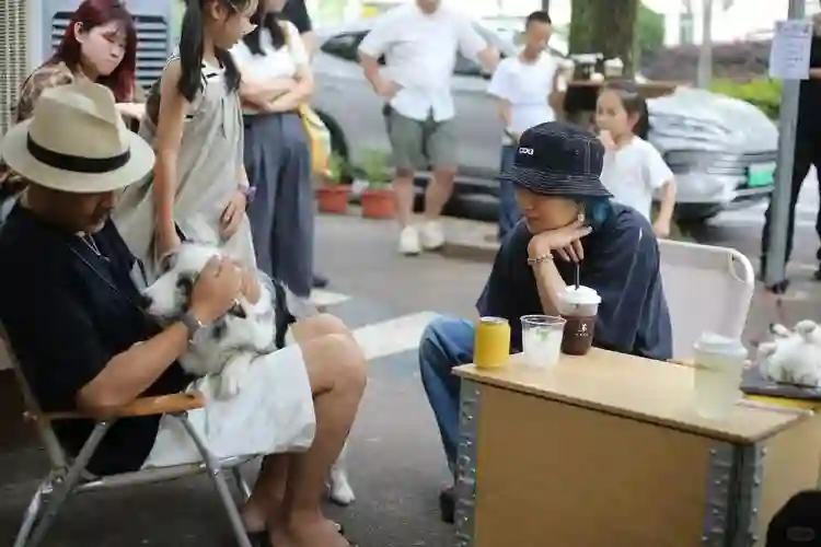 汪涵约周笔畅咖啡店叙旧，眼袋好大长了老年斑，两人坐街边像父女