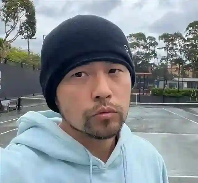 被病痛折磨，46岁周杰伦近况曝光，靠友人搀扶，上厕所都要靠别人