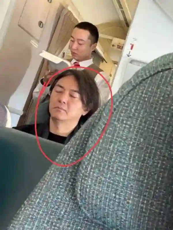58岁丁克郑伊健遭网友吐槽：脸肿发少，明显不如陈小春