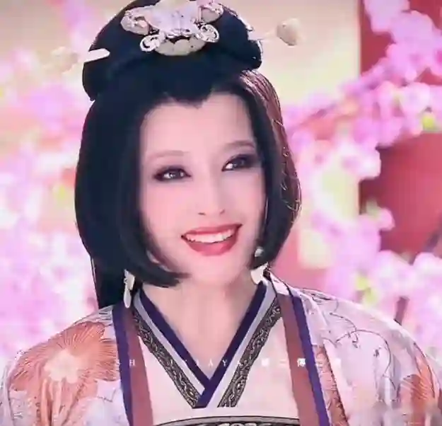 刘晓庆和经纪人一起合影，俩人看起来像母子，网友：比她男友帅