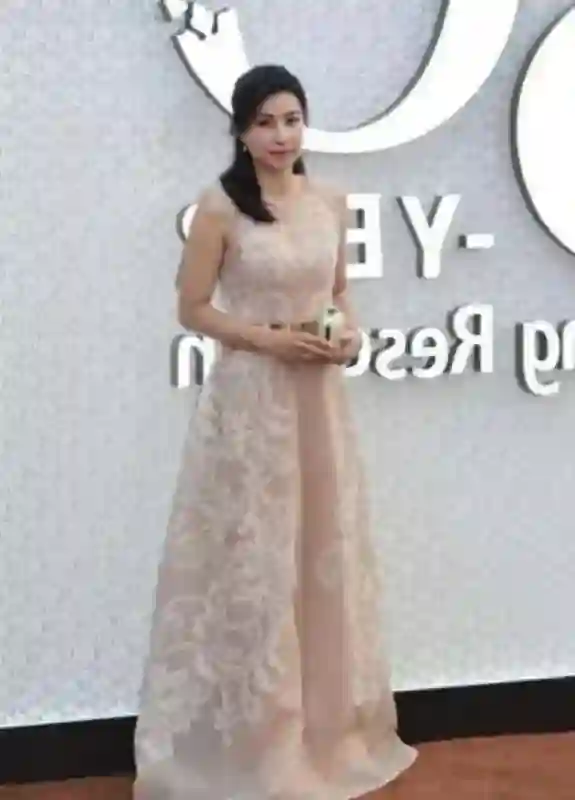 当陈红撞衫郭晶晶，瞬间领悟明星与贵妇的气质差距，谁更吸引人？