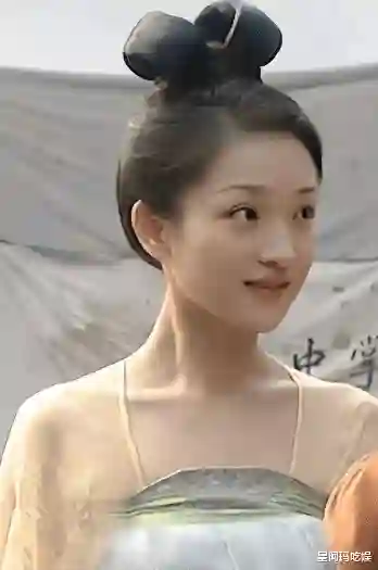 50岁周迅为何如此苍老？无美颜皱纹满脸，宛如乡村老妪