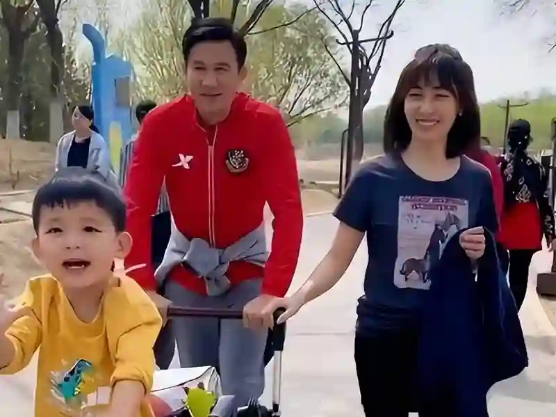 她是军艺校花，被大25岁张铁林抛弃后，为何又嫁给著名的“坏蛋”