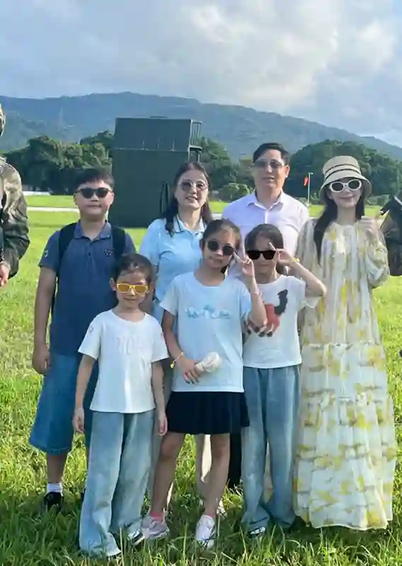 方媛带妈妈女儿外出用餐，穿修身裙孕肚凸起明显，四肢依旧纤细