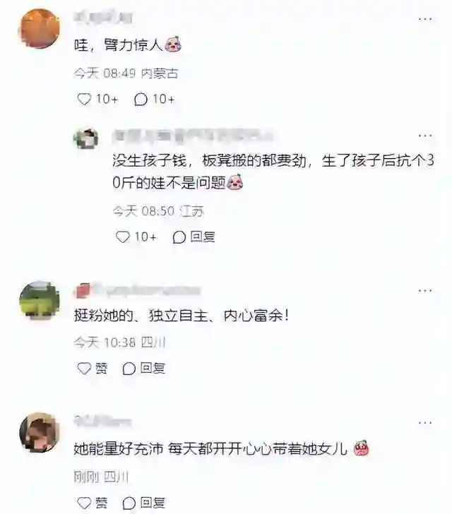 程晓玥在上海机场，背大包小包还要抱孩子，一点也不娇气母爱爆棚