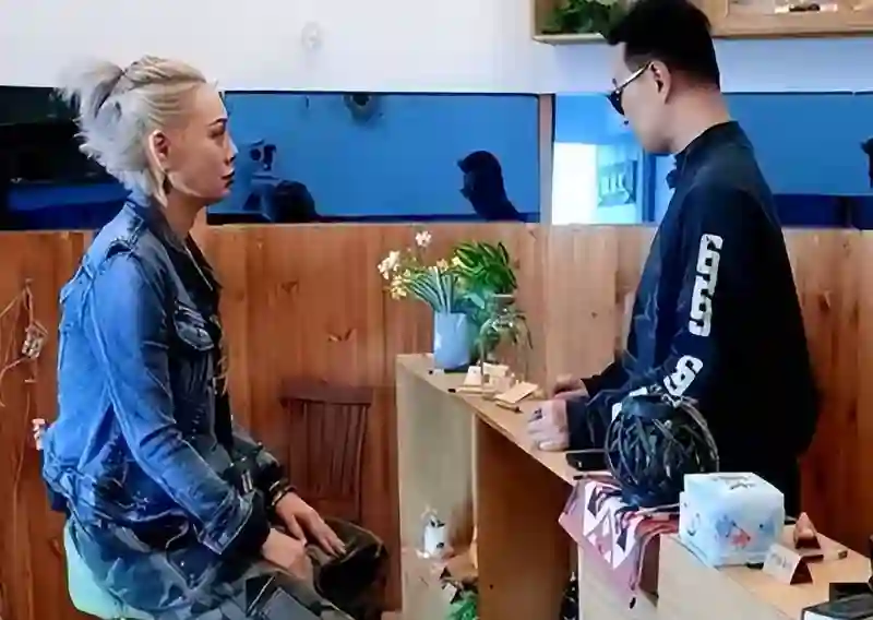 汪峰宁静牵手引争议，森林北删汪峰相关视频，晒童年照引发热议