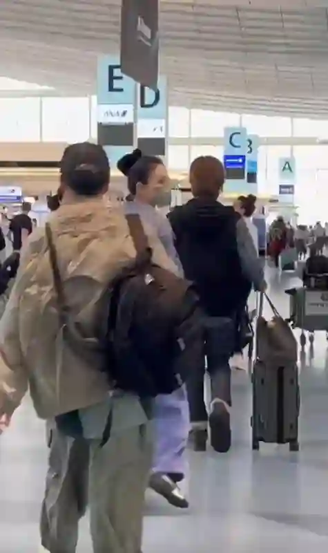 王菲回国为李嫣庆生，与谢霆锋现身机场，55岁打扮时髦体态绝佳