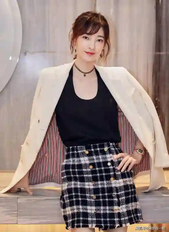 王丽坤再次美出天际，黑白方格短裙搭配米色西服展现迷人线条！