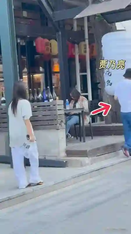 李小璐霍思燕两家同游，霍思燕植发没了发际线，贾乃亮躲得远远的