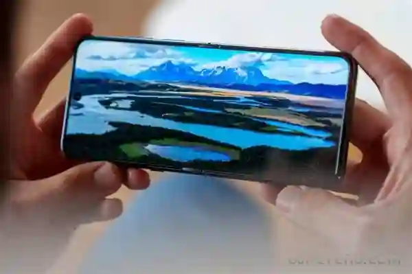 TCL华星供屏联想moto razr 60系列：165Hz高刷、折痕降低