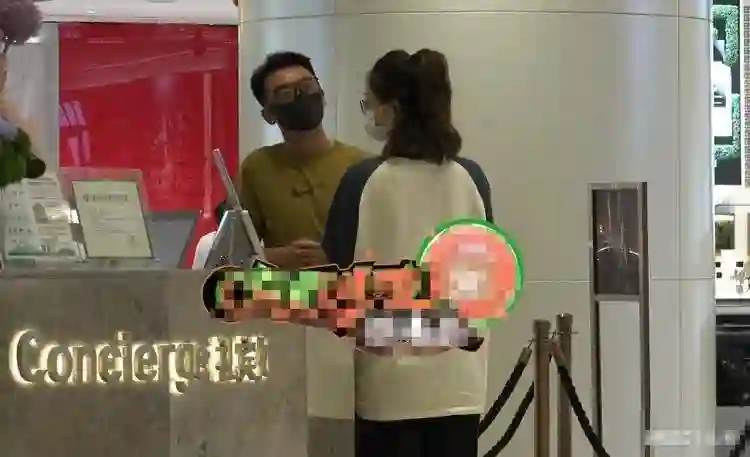 郑恺夫妇买珠宝被偶遇，苗苗穿大码短袖遮身材，外八严重像怀4胎
