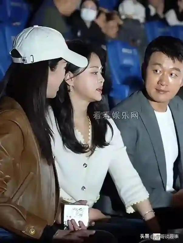 佟大为老婆关悦的脸好吓人，肿成了奶白馒头，脸上打了多少针呀？