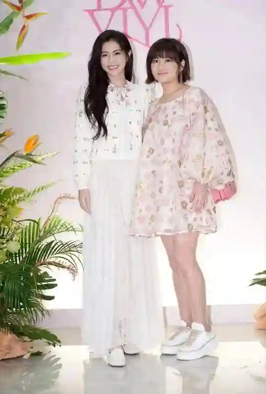 43岁任家萱带亲妹参加好友婚礼，穿超短裙露大腿，烧伤疤不明显了