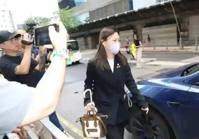 错过杨千嬅阿Sa后，郑中基与妻子闹上法庭，相爱13年，难体面收场